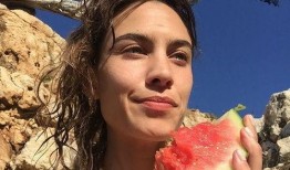 娱乐圈吃瓜真假,真假瓜果纷飞，揭秘明星幕后真相